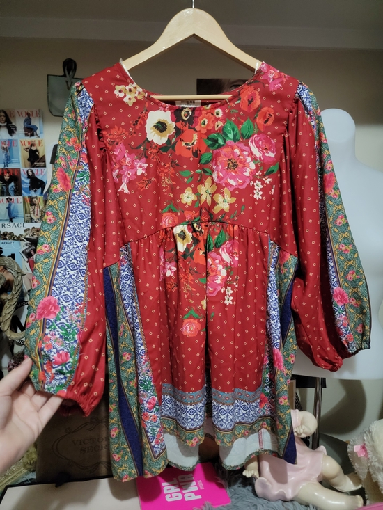 Umgee Tops - Umgee Red Floral Patterned Top Large NWOT